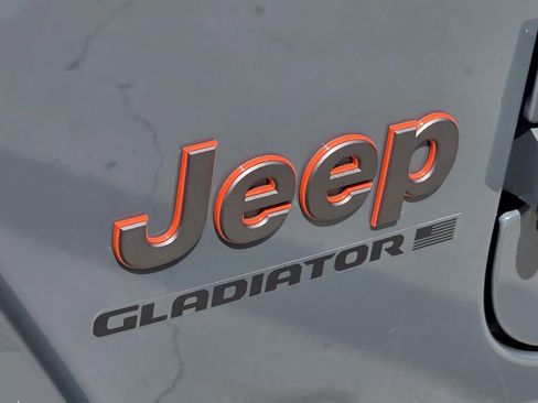 Used 2025 Jeep Gladiator Mojave w/ Convenience Group AWD/4WD image 37