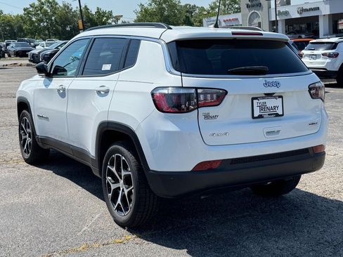 Used 2024 Jeep Compass Latitude AWD/4WD image 7