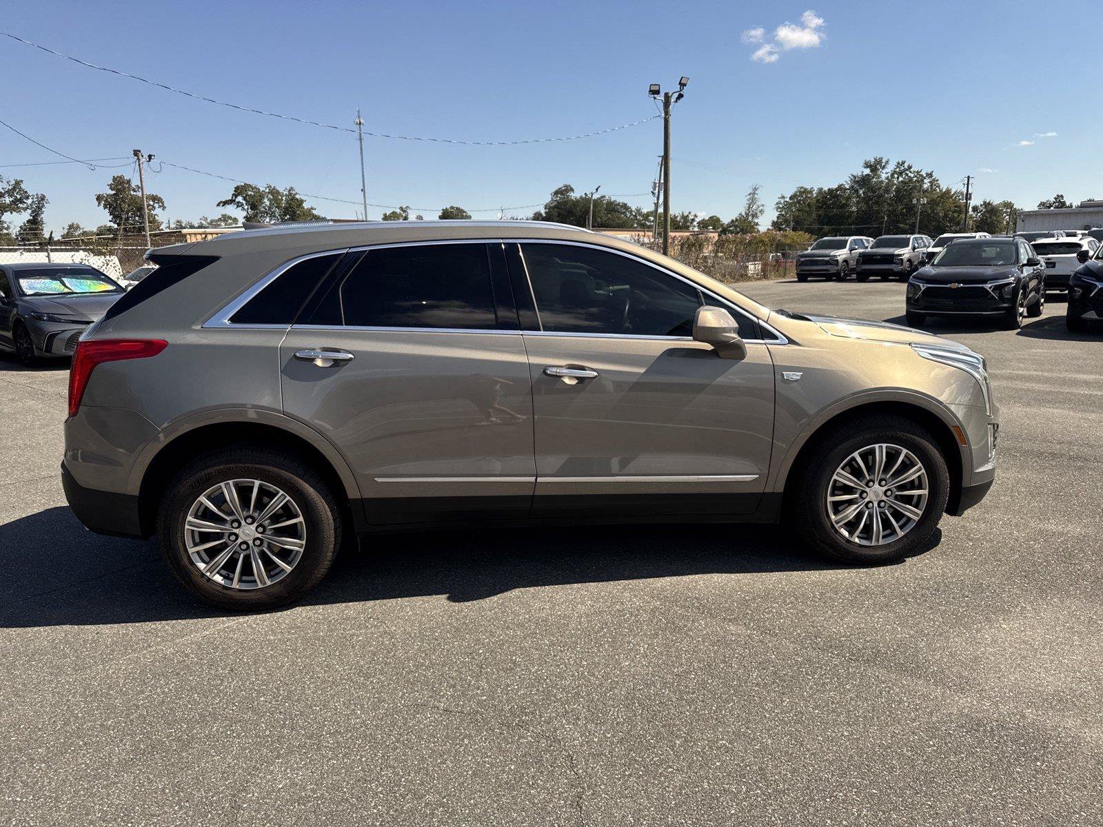 Used 2017 Cadillac XT5 Luxury w/ Driver Awareness Package FWD image 3