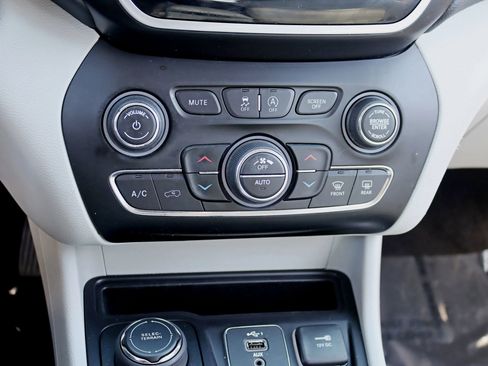 Used 2019 Jeep Cherokee Limited AWD/4WD image 26