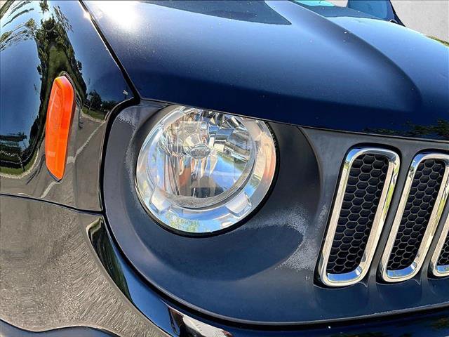 Used 2017 Jeep Renegade Latitude AWD/4WD image 28