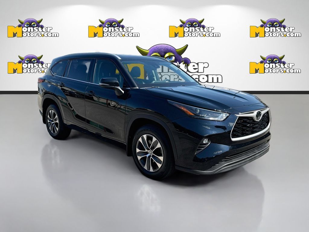 Used 2022 Toyota Highlander XLE AWD/4WD image 3