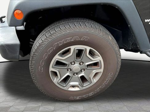 Used 2015 Jeep Wrangler Unlimited Rubicon w/ Dual Top Group AWD/4WD image 31