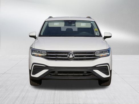 Used 2024 Volkswagen Tiguan SE image 2