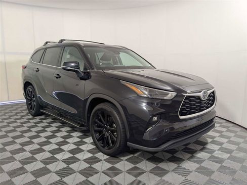 Used 2022 Toyota Highlander XLE FWD image 3