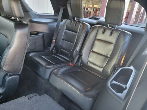 Used 2017 Ford Explorer XLT w/ Equipment Group 202A AWD/4WD image 15