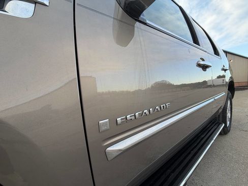 Used 2007 Cadillac Escalade AWD w/ Climate Package image 10