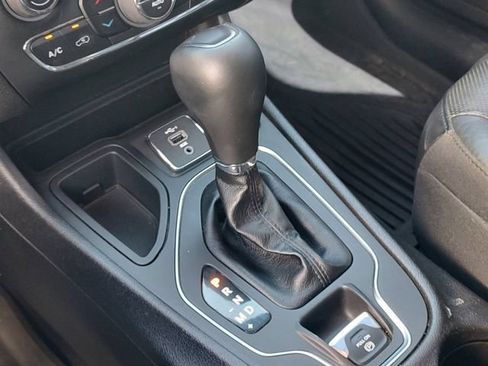 Used 2021 Jeep Cherokee Latitude Lux w/ Comfort/Convenience Group FWD image 18