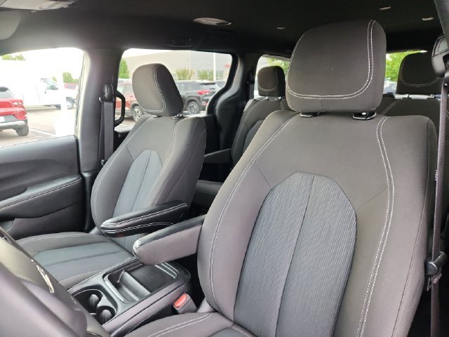 Used 2024 Chrysler Pacifica Touring FWD image 22