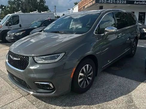 Used 2022 Chrysler Pacifica Limited FWD image 2