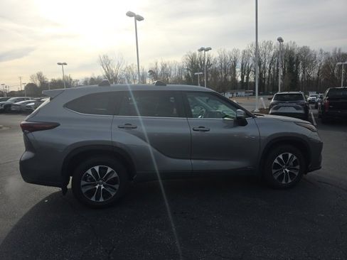 Used 2025 Toyota Highlander XLE image 4