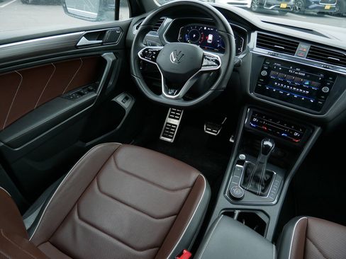 Used 2022 Volkswagen Tiguan SEL R-Line image 9