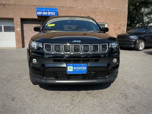 Used 2023 Jeep Compass Latitude AWD/4WD image 2