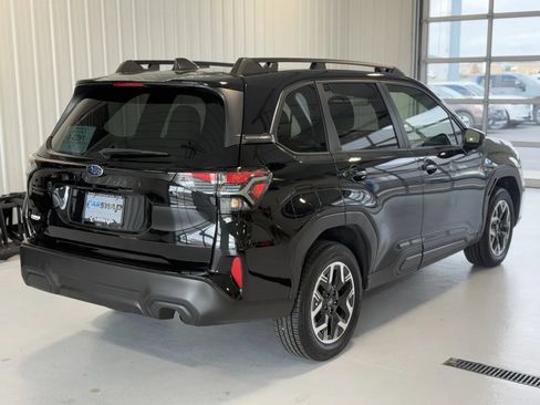 Used 2025 Subaru Forester Premium AWD/4WD image 3