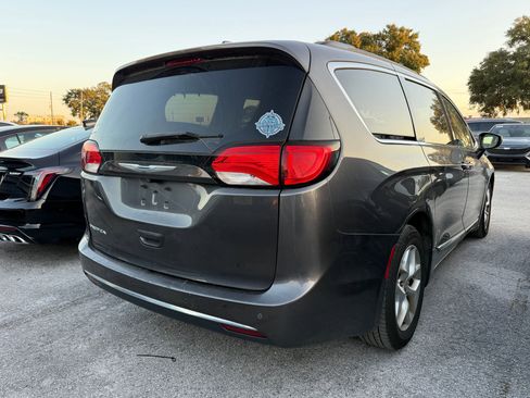 Used 2017 Chrysler Pacifica Touring-L w/ Tire & Wheel Group image 5