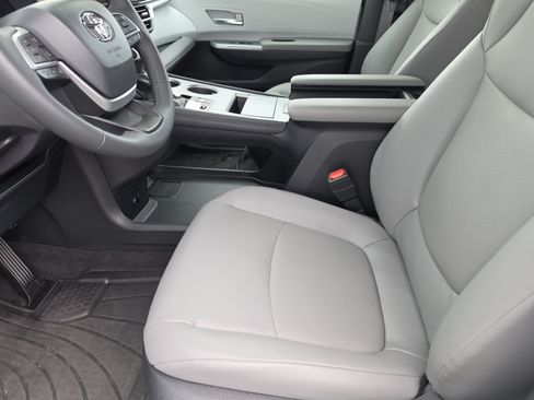 Certified 2025 Toyota Sienna XLE w/ XLE Plus Package FWD image 9