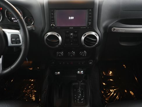 Used 2016 Jeep Wrangler Unlimited Rubicon AWD/4WD image 14