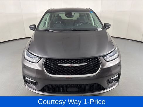 Used 2023 Chrysler Pacifica Touring-L FWD image 4