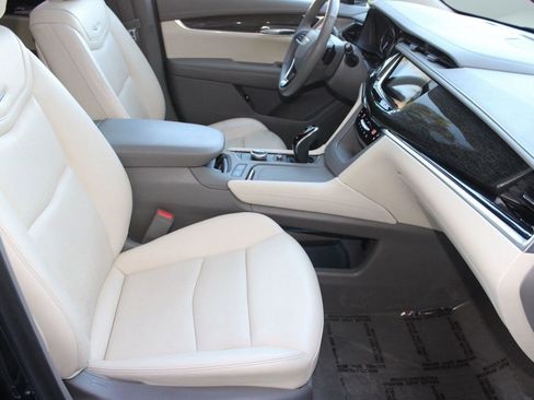 Used 2021 Cadillac XT6 Premium Luxury image 33