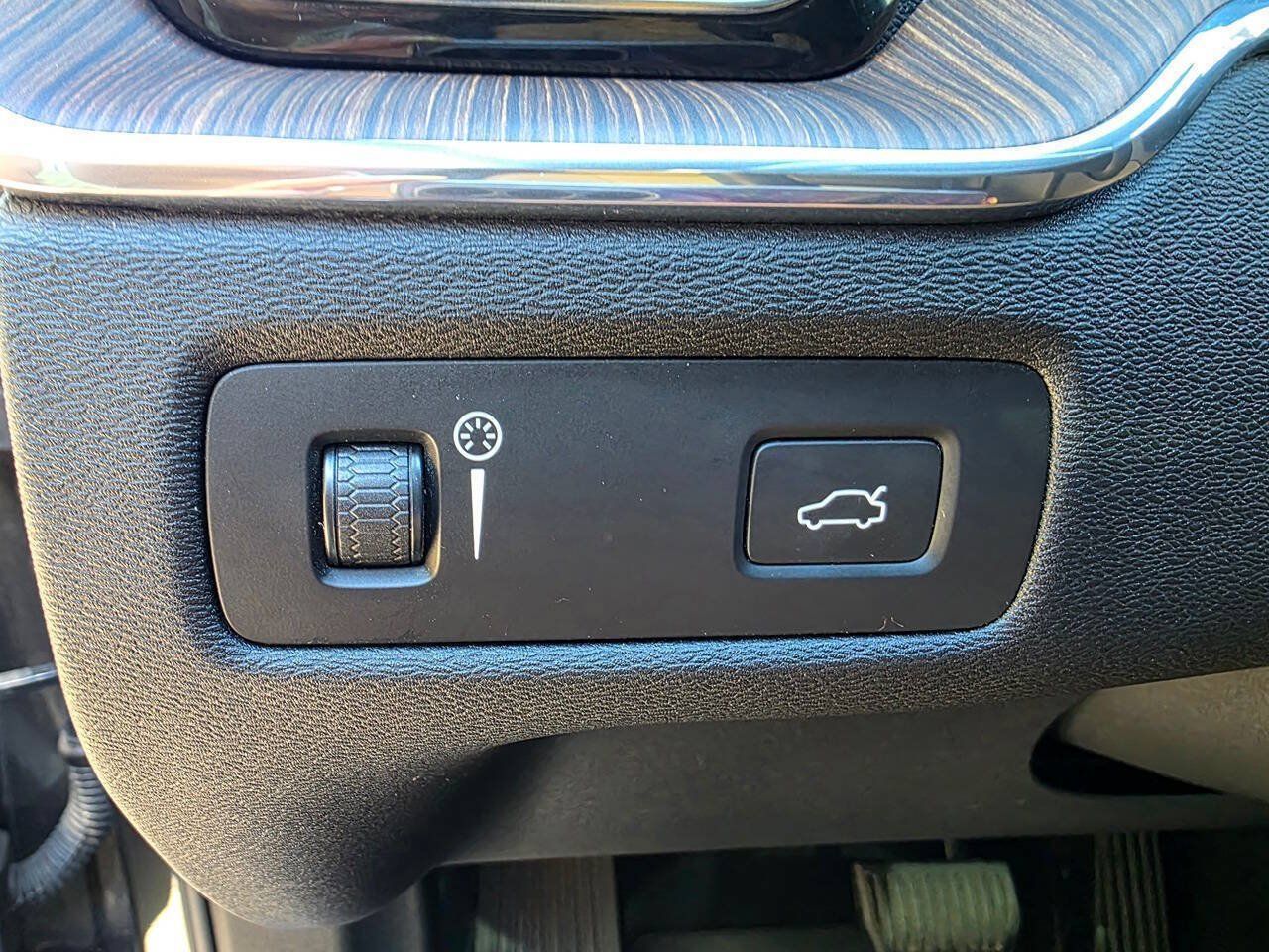 Used 2018 Volvo XC60 T6 Momentum w/ Convenience Package AWD/4WD image 17