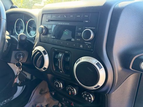 Used 2014 Jeep Wrangler Unlimited Sahara w/ Connectivity Group AWD/4WD image 12