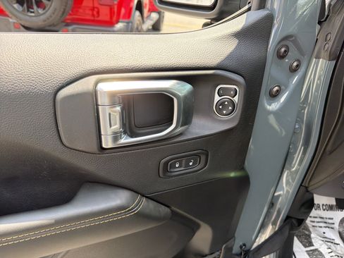 Used 2025 Jeep Wrangler Unlimited Sahara AWD/4WD image 15