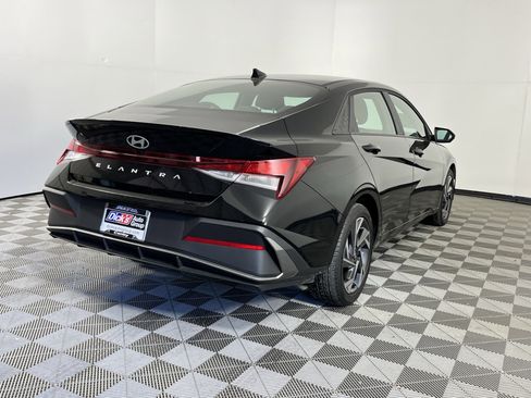 Used 2025 Hyundai Elantra Sport image 5
