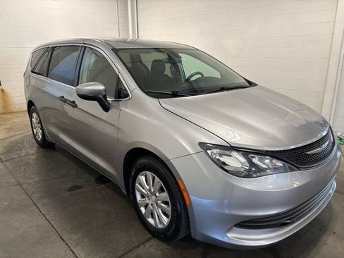 Used 2018 Chrysler Pacifica L FWD image 3