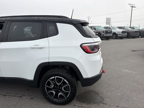 Used 2025 Jeep Compass Trailhawk AWD/4WD image 9