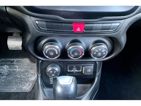 Used 2015 Jeep Renegade Trailhawk image 30