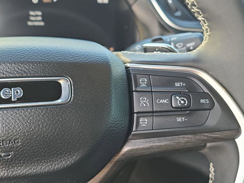 Used 2024 Jeep Grand Cherokee Limited w/ Black Appearance Package image 18