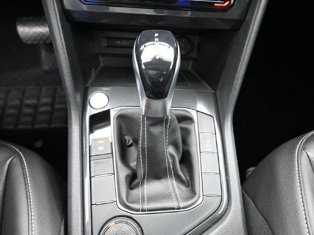Used 2022 Volkswagen Tiguan SE w/ Panoramic Sunroof Package AWD/4WD image 25