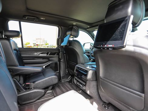 Used 2022 Jeep Wagoneer Series III w/ Premium Group I AWD/4WD image 26