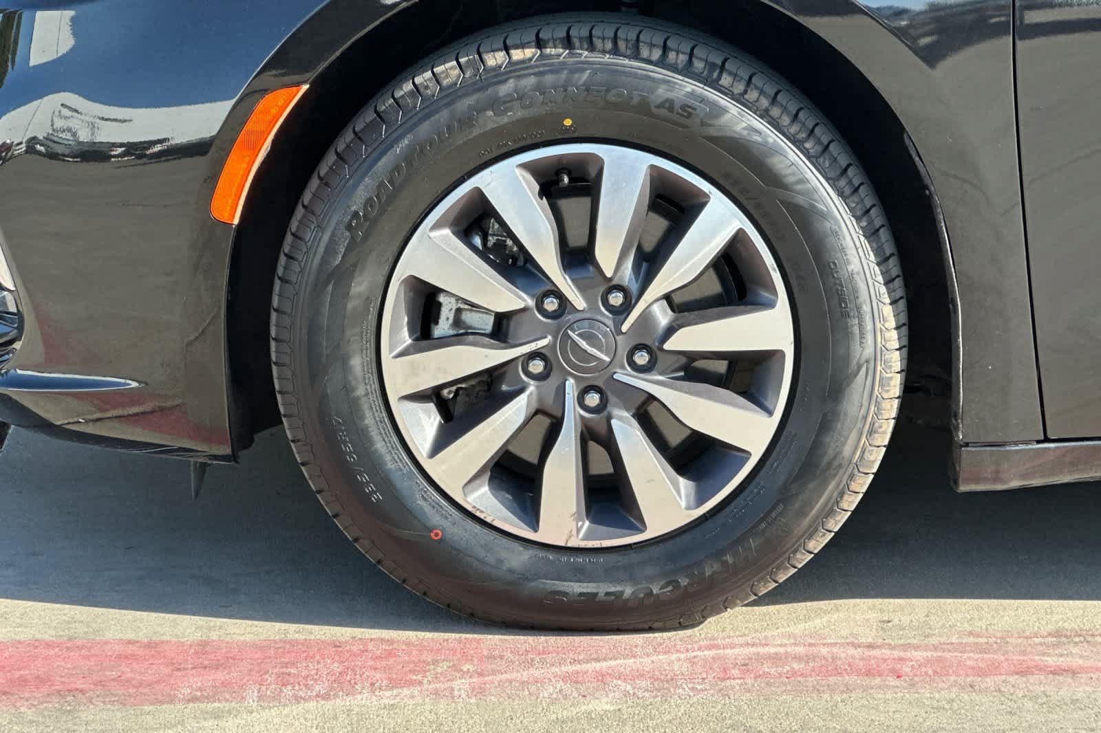 Used 2023 Chrysler Pacifica Touring-L FWD image 47