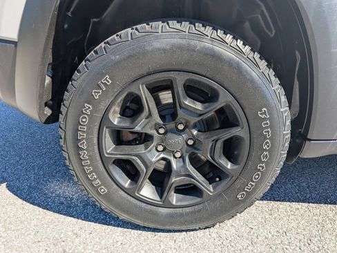 Used 2019 Jeep Cherokee Trailhawk w/ Cold Weather Group AWD/4WD image 11