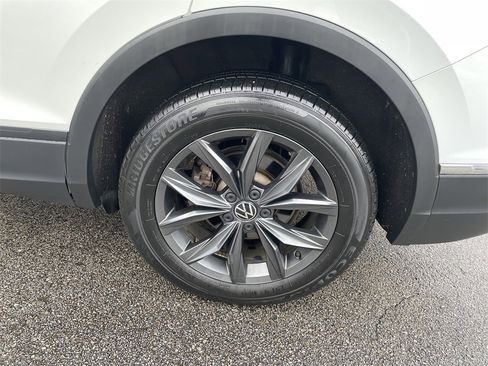 Used 2022 Volkswagen Tiguan SE w/ Panoramic Sunroof Package image 10