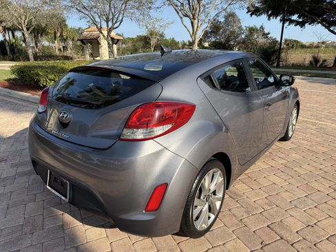 Used 2017 Hyundai Veloster image 2