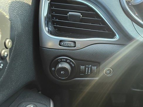 Used 2019 Jeep Cherokee Limited image 21