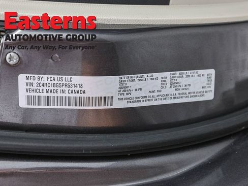 Used 2023 Chrysler Pacifica Touring-L FWD image 37