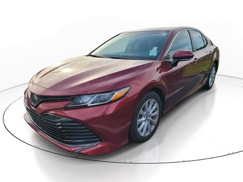 Used 2018 Toyota Camry LE w/ Convenience Package FWD image 2