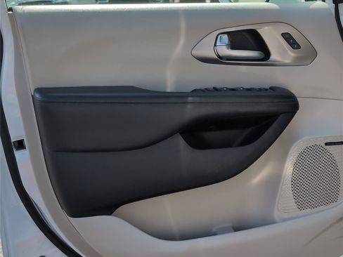 Used 2018 Chrysler Pacifica Limited FWD image 18