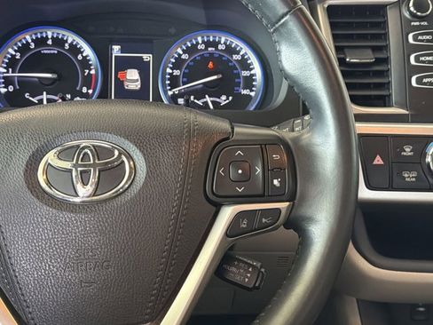 Used 2019 Toyota Highlander XLE FWD image 16