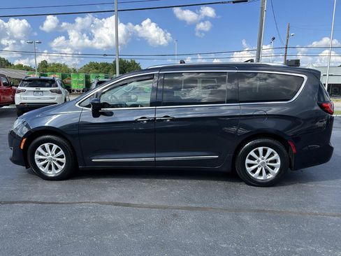 Used 2019 Chrysler Pacifica Touring-L FWD image 9