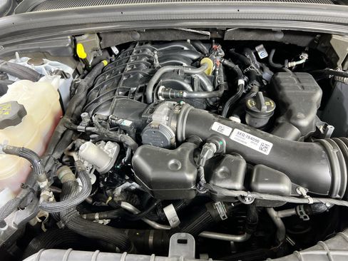 Used 2023 Jeep Grand Cherokee Laredo AWD/4WD image 27