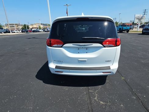 Used 2017 Chrysler Pacifica LX FWD image 4