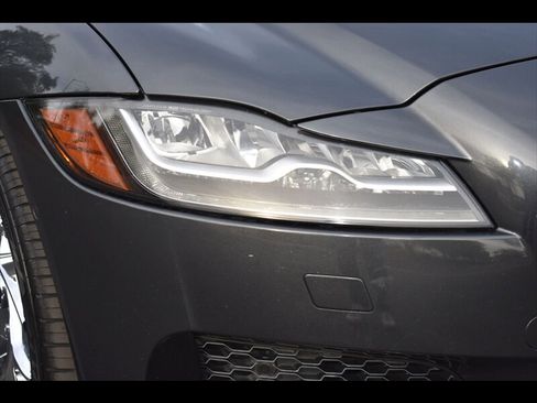 Used 2016 Jaguar XF S image 43