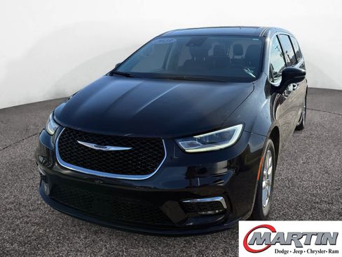 Used 2023 Chrysler Pacifica Touring-L FWD image 1