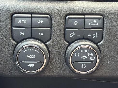 Used 2024 Chevrolet Silverado 3500 High Country w/ High Country Premium Package AWD/4WD image 28