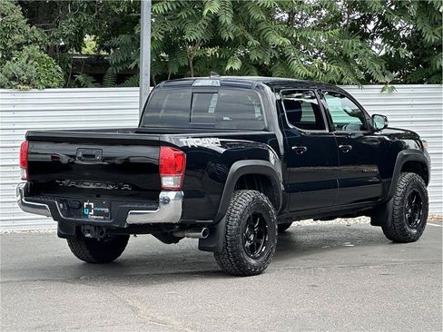 Used 2017 Toyota Tacoma TRD Off-Road w/ Tow Package (A/T) AWD/4WD image 10