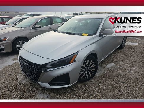 Used 2024 Nissan Altima 2.5 SV image 17